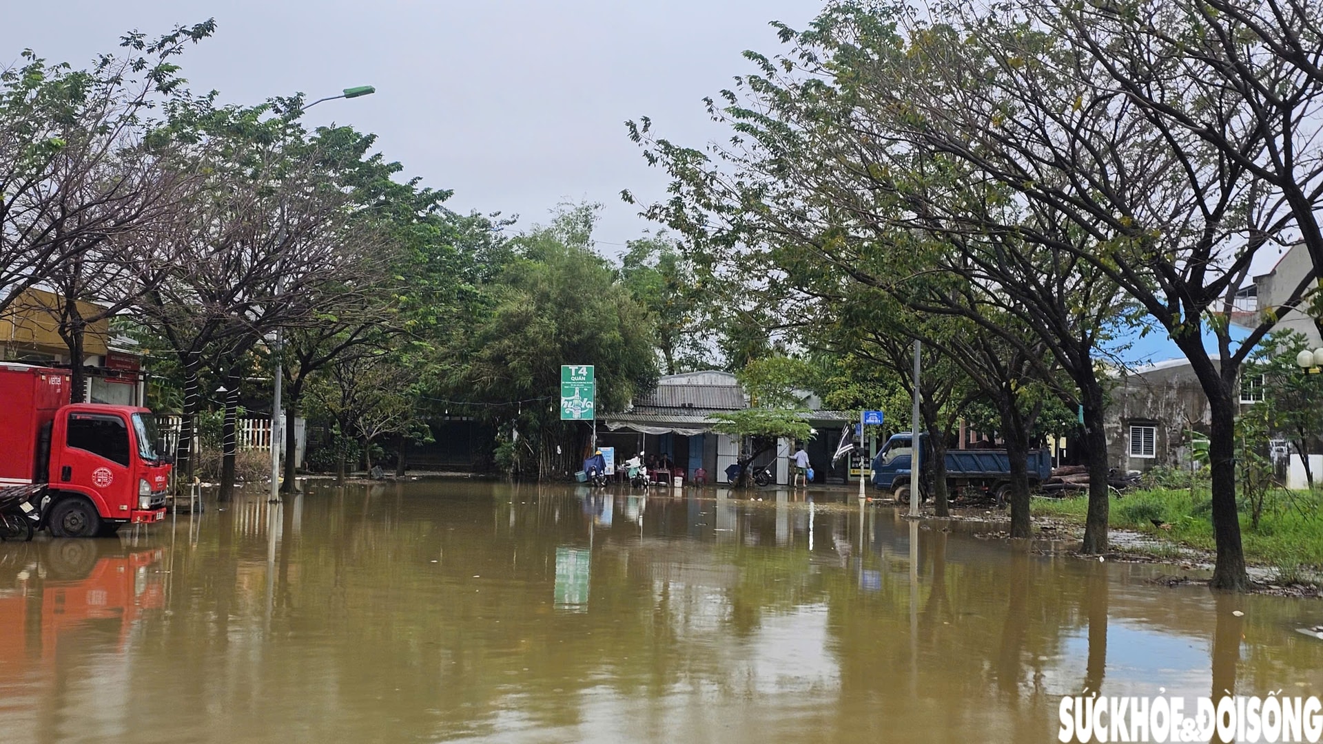 Huế lại ngập, người dân hối hả đưa ô tô, xe máy lên cao phòng lũ lần 4- Ảnh 13.