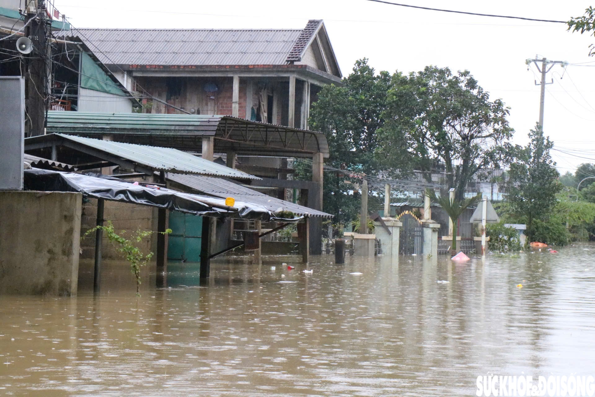 Lũ dâng hơn 2m nhấn chìm ngôi làng miền núi ở Huế- Ảnh 1.