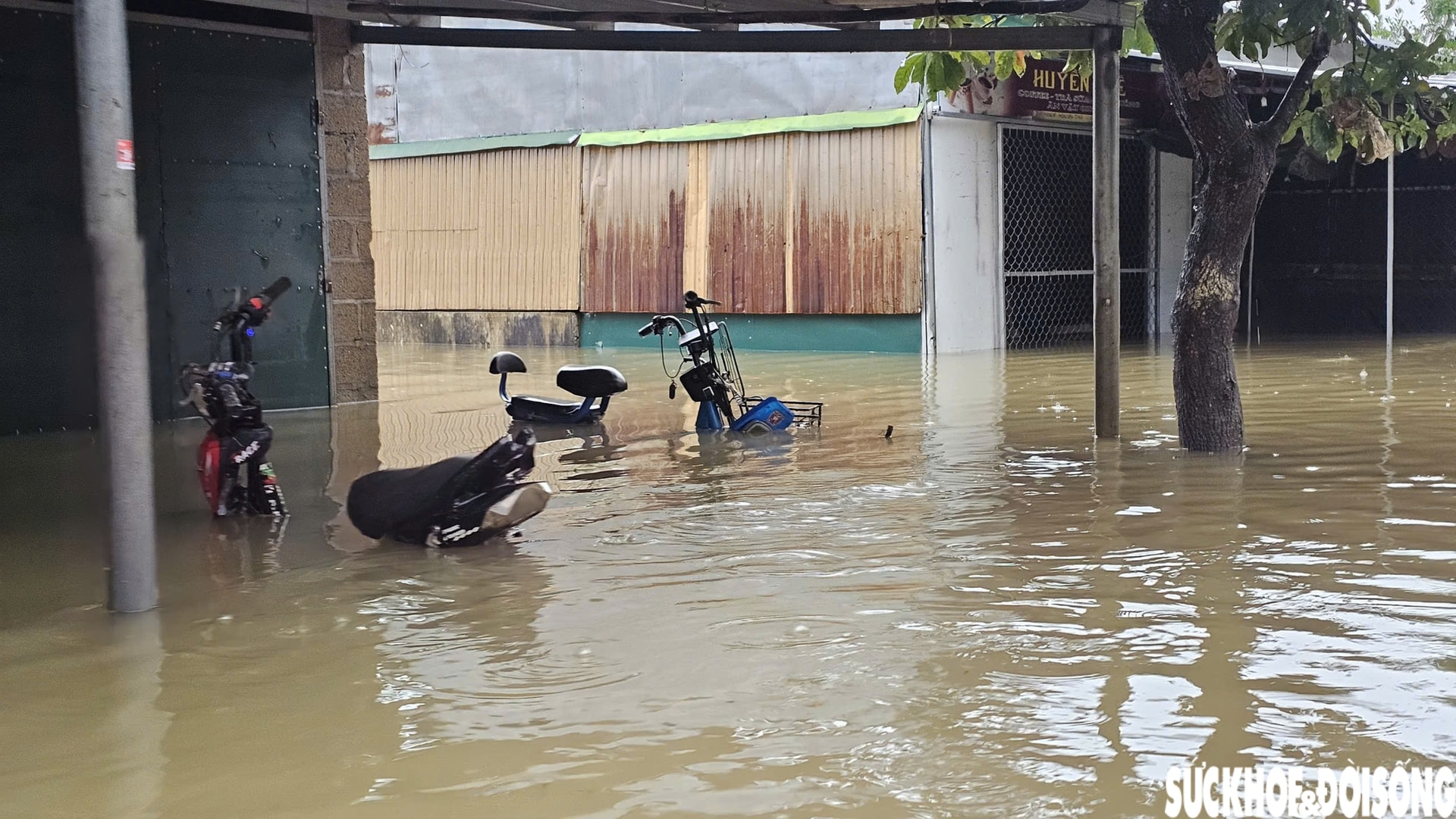 Lũ dâng hơn 2m nhấn chìm ngôi làng miền núi ở Huế- Ảnh 14.