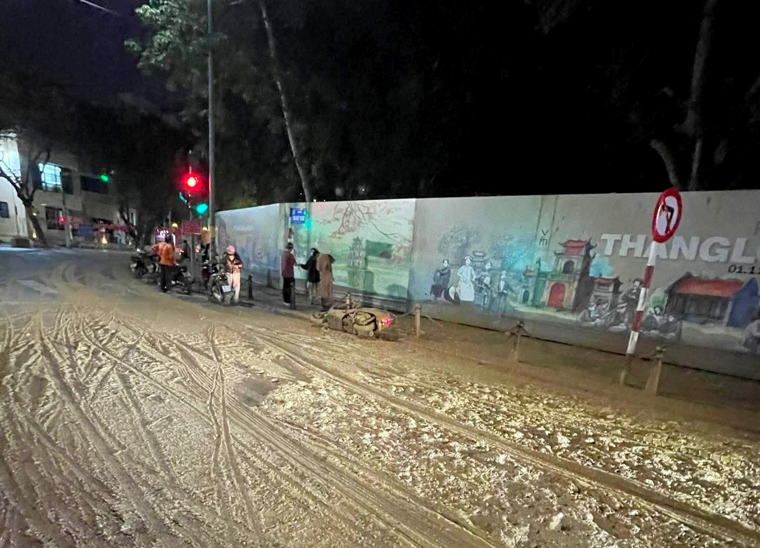 MRB Hà Nội bác bỏ tin đồn bùn nhão gây trơn trượt trên phố liên quan đến Metro khoan ngầm- Ảnh 1.