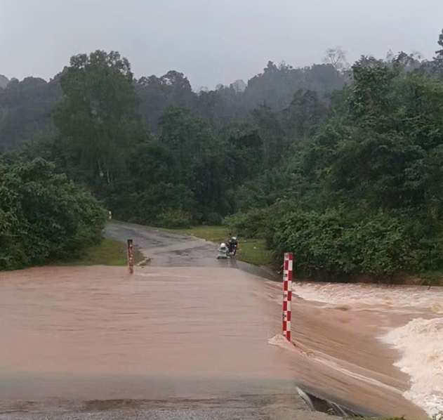 Nhiều khu vực tại Quảng Trị bị ngập lụt, sạt lở- Ảnh 1.