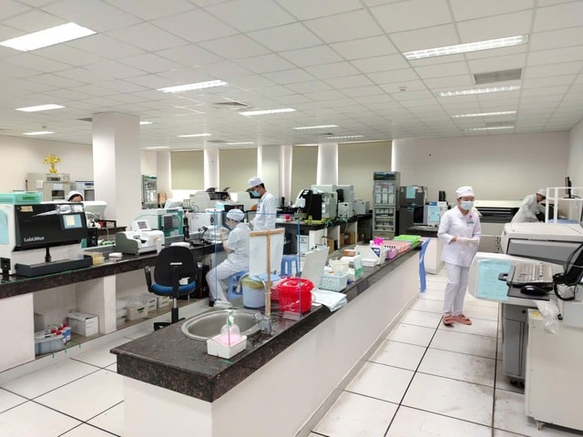 Phát triển kỹ thuật cao ở Bệnh viện Đa khoa An Giang, người dân không còn phải đi xa chữa bệnh- Ảnh 2.