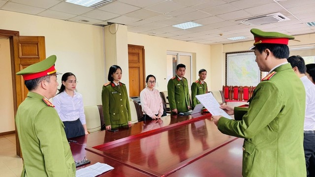 Khởi tố 4 người làm sai thiết kế lan can đá bờ sông Hồng sau bão Yagi- Ảnh 2.