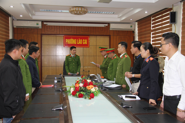 Khởi tố 4 người làm sai thiết kế lan can đá bờ sông Hồng sau bão Yagi- Ảnh 1.