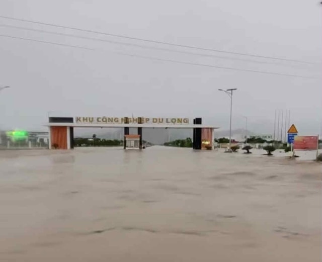 Hồ Sông Cái lớn nhất tỉnh Khánh Hoà vượt mực nước thiết kế, mở 5 cửa van xả lũ- Ảnh 2.