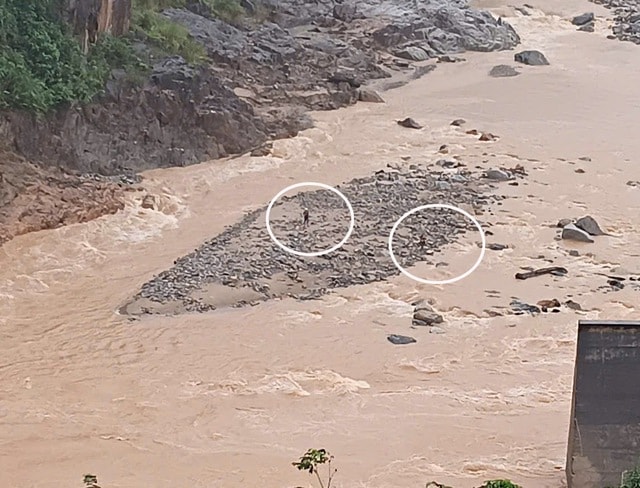 Giải cứu 2 người đi làm rẫy bị mắc kẹt giữa dòng lũ dữ- Ảnh 1. Giải cứu 2 người đi làm rẫy bị mắc kẹt giữa dòng lũ dữ- Ảnh 1.