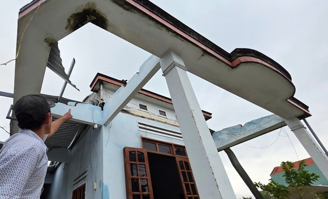 Nhận ra lốc xoáy thì mái tôn đã bay loảng xoảng- Ảnh 1. Nhận ra lốc xoáy thì mái tôn đã bay loảng xoảng- Ảnh 1.