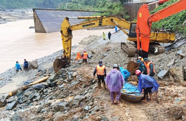 Giải cứu 2 người đi làm rẫy bị mắc kẹt giữa dòng lũ dữ- Ảnh 2. Giải cứu 2 người đi làm rẫy bị mắc kẹt giữa dòng lũ dữ- Ảnh 2.
