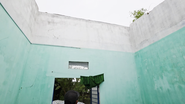 Nhận ra lốc xoáy thì mái tôn đã bay loảng xoảng- Ảnh 2. Nhận ra lốc xoáy thì mái tôn đã bay loảng xoảng- Ảnh 2.