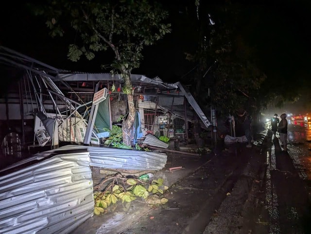 Lốc xoáy tàn phá trong đêm, nhà cửa tốc mái, cây cối đổ la liệt- Ảnh 5.