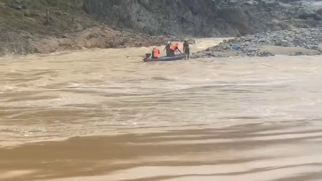 Giải cứu 2 người đi làm rẫy bị mắc kẹt giữa dòng lũ dữ- Ảnh 3. Giải cứu 2 người đi làm rẫy bị mắc kẹt giữa dòng lũ dữ- Ảnh 3.