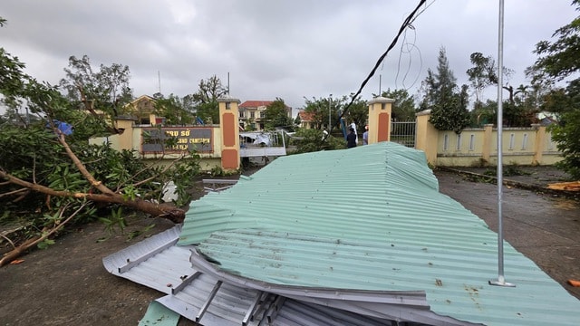 Nhận ra lốc xoáy thì mái tôn đã bay loảng xoảng- Ảnh 5. Nhận ra lốc xoáy thì mái tôn đã bay loảng xoảng- Ảnh 5.