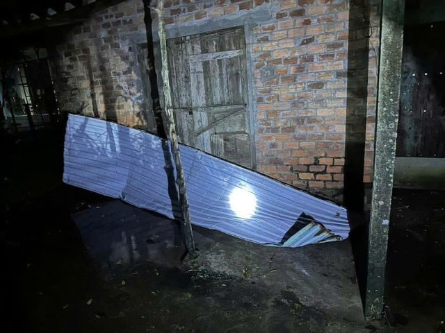 Lốc xoáy tàn phá trong đêm, nhà cửa tốc mái, cây cối đổ la liệt- Ảnh 6.