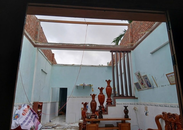 Nhận ra lốc xoáy thì mái tôn đã bay loảng xoảng- Ảnh 3. Nhận ra lốc xoáy thì mái tôn đã bay loảng xoảng- Ảnh 3.