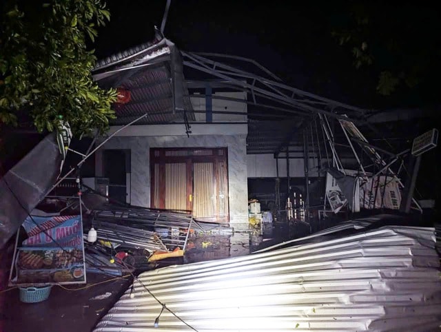 Lốc xoáy tàn phá trong đêm, nhà cửa tốc mái, cây cối đổ la liệt- Ảnh 7.