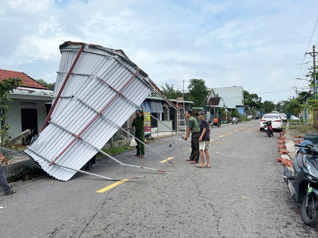 Nhận ra lốc xoáy thì mái tôn đã bay loảng xoảng- Ảnh 8. Nhận ra lốc xoáy thì mái tôn đã bay loảng xoảng- Ảnh 8.
