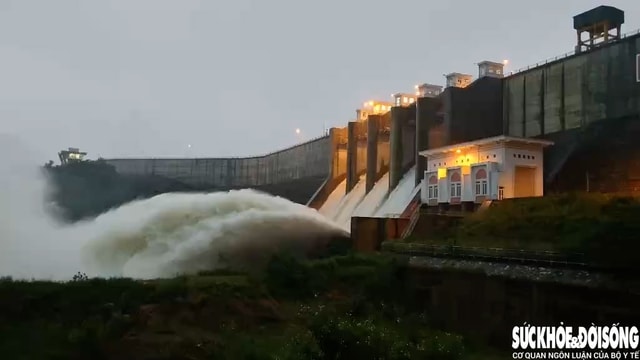 Hồ Sông Cái lớn nhất tỉnh Khánh Hoà vượt mực nước thiết kế, mở 5 cửa van xả lũ- Ảnh 1.