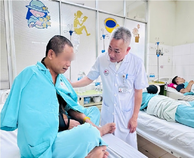 Trắng đêm cấp cứu, điều trị kịp thời cho nạn nhân trong vụ sạt lở đèo ở Khánh Hòa- Ảnh 3.