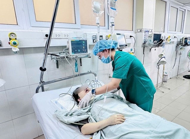 Trắng đêm cấp cứu, điều trị kịp thời cho nạn nhân trong vụ sạt lở đèo ở Khánh Hòa- Ảnh 2.