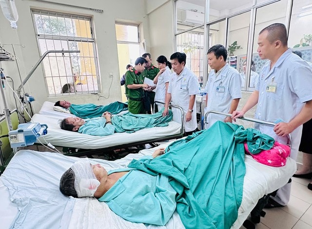 Trắng đêm cấp cứu, điều trị kịp thời cho nạn nhân trong vụ sạt lở đèo ở Khánh Hòa- Ảnh 1.