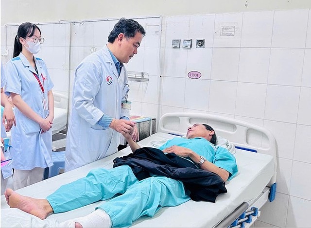 Trắng đêm cấp cứu, điều trị kịp thời cho nạn nhân trong vụ sạt lở đèo ở Khánh Hòa- Ảnh 4.