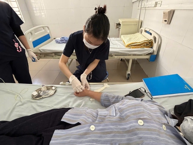 Tưởng có 'sâu bò', người phụ nữ tự điều trị bằng thuốc lá, suýt nguy kịch- Ảnh 3.