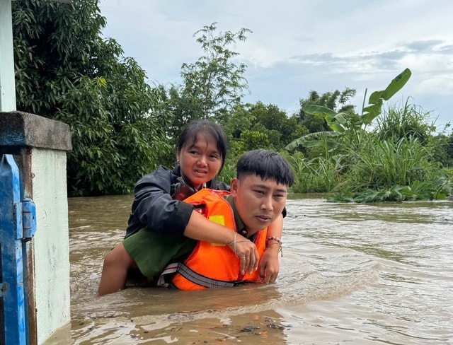 Công an, dân quân tự vệ dầm mình cõng dân thoát lũ- Ảnh 4. Công an, dân quân tự vệ dầm mình cõng dân thoát lũ- Ảnh 4.