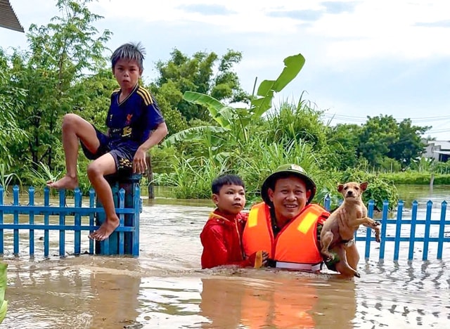 Công an, dân quân tự vệ dầm mình cõng dân thoát lũ- Ảnh 1. Công an, dân quân tự vệ dầm mình cõng dân thoát lũ- Ảnh 1.