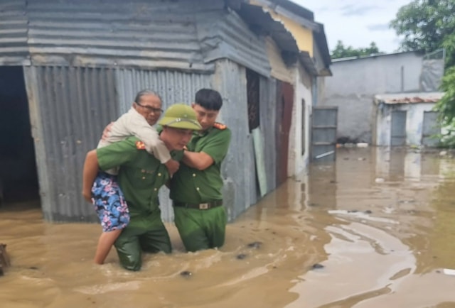 Công an, dân quân tự vệ dầm mình cõng dân thoát lũ- Ảnh 3. Công an, dân quân tự vệ dầm mình cõng dân thoát lũ- Ảnh 3.