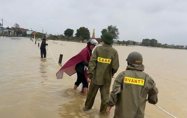 Lũ cuốn lật ghe, 1 người mất tích- Ảnh 1.