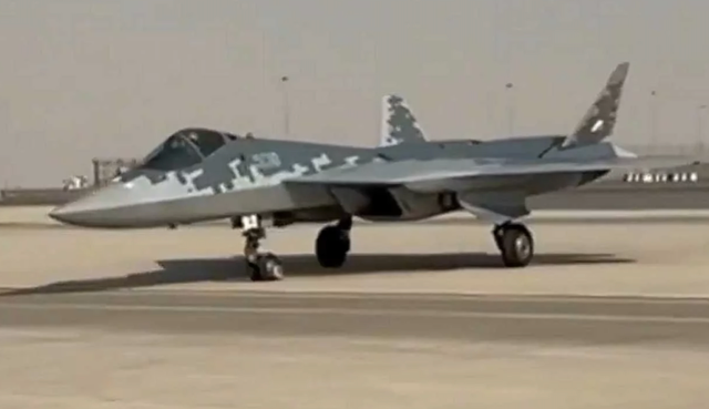 Siêu tiêm kích Su-57 lần đầu đặt chân đến Dubai gây chú ý đặc biệt- Ảnh 1. Siêu tiêm kích Su-57 lần đầu đặt chân đến Dubai gây chú ý đặc biệt- Ảnh 1.