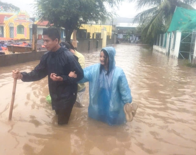 Khánh Hoà: Sạt lở trên đèo Ngoạn Mục khiến giao thông tê liệt- Ảnh 2. Khánh Hoà: Sạt lở trên đèo Ngoạn Mục khiến giao thông tê liệt- Ảnh 2.