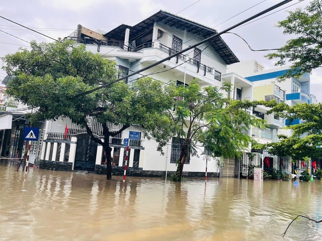 Nhiều nơi ở Khánh Hòa ngập sâu do mưa lớn- Ảnh 1. Nhiều nơi ở Khánh Hòa ngập sâu do mưa lớn- Ảnh 1.