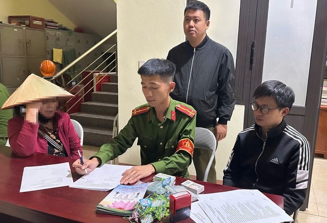 Công an làm việc với người tuyên truyền Pháp Luân Công- Ảnh 1.