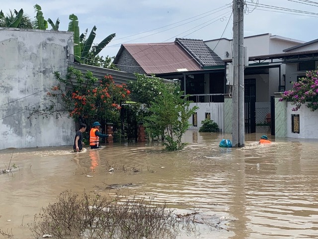 Công an, dân quân tự vệ dầm mình cõng dân thoát lũ- Ảnh 7. Công an, dân quân tự vệ dầm mình cõng dân thoát lũ- Ảnh 7.