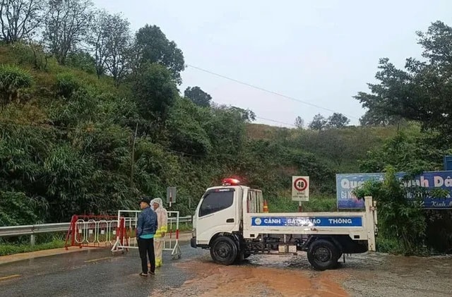 Khánh Hoà: Sạt lở trên đèo Ngoạn Mục khiến giao thông tê liệt- Ảnh 1. Khánh Hoà: Sạt lở trên đèo Ngoạn Mục khiến giao thông tê liệt- Ảnh 1.