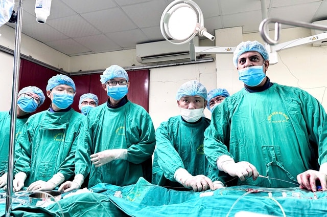 Bệnh viện Đa khoa tỉnh Thanh Hóa lần đầu tiên thay van động mạch chủ qua da thành công- Ảnh 1.
