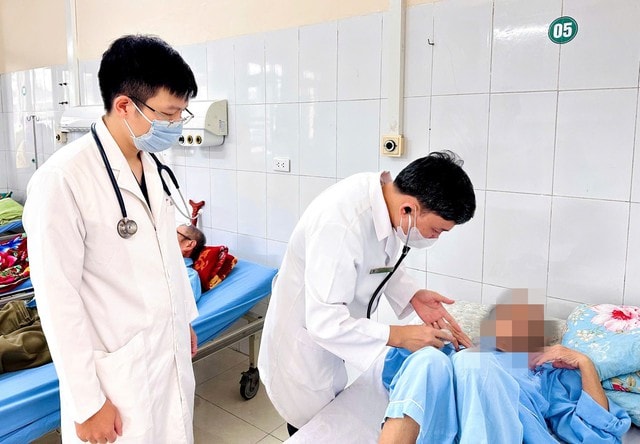 Bệnh viện Đa khoa tỉnh Thanh Hóa lần đầu tiên thay van động mạch chủ qua da thành công- Ảnh 2.