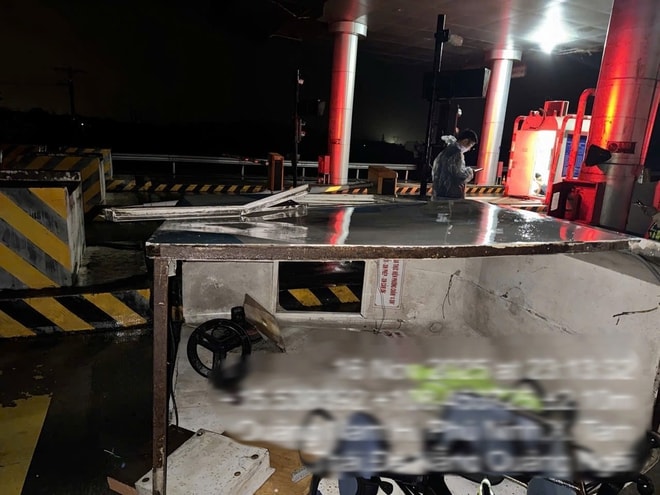 Lốc xoáy đánh sập cabin trạm thu phí Tam Kỳ, các tài xế lưu ý lộ trình di chuyển- Ảnh 2. Lốc xoáy đánh sập cabin trạm thu phí Tam Kỳ, các tài xế lưu ý lộ trình di chuyển- Ảnh 2.