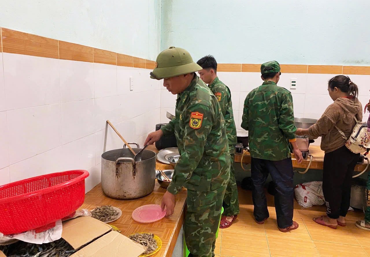 Ấm áp nghĩa tình 'bếp ăn 0 đồng' ở vùng sạt lở- Ảnh 1. Ấm áp nghĩa tình 'bếp ăn 0 đồng' ở vùng sạt lở- Ảnh 1.