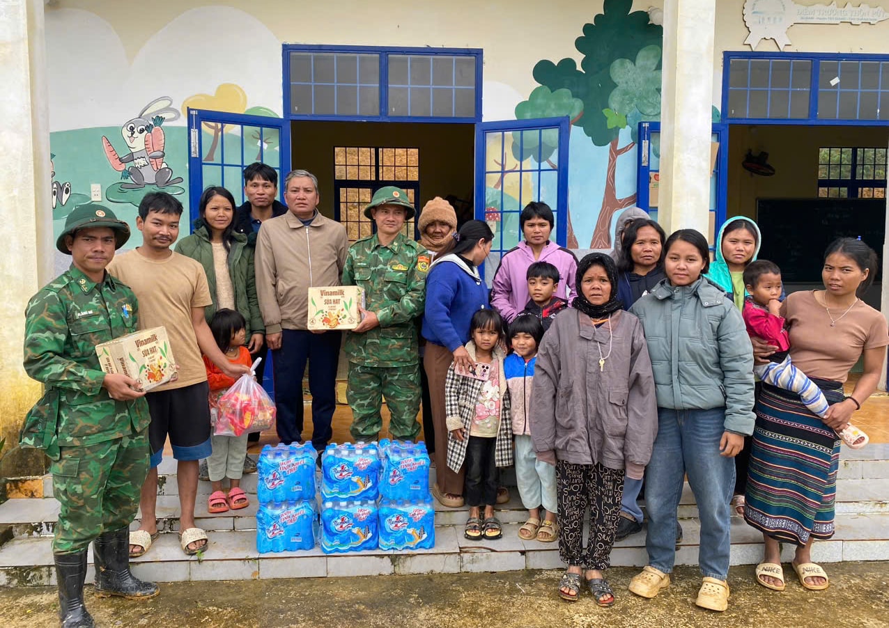 Ấm áp nghĩa tình 'bếp ăn 0 đồng' ở vùng sạt lở- Ảnh 10. Ấm áp nghĩa tình 'bếp ăn 0 đồng' ở vùng sạt lở- Ảnh 10.