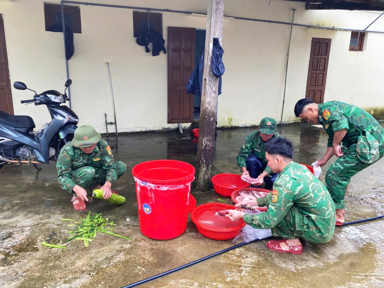 Ấm áp nghĩa tình 'bếp ăn 0 đồng' ở vùng sạt lở- Ảnh 11. Ấm áp nghĩa tình 'bếp ăn 0 đồng' ở vùng sạt lở- Ảnh 11.