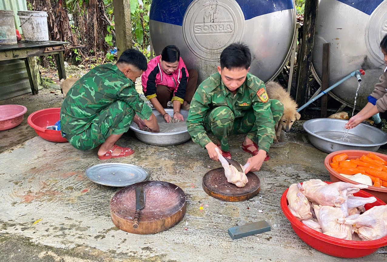 Ấm áp nghĩa tình 'bếp ăn 0 đồng' ở vùng sạt lở- Ảnh 12. Ấm áp nghĩa tình 'bếp ăn 0 đồng' ở vùng sạt lở- Ảnh 12.
