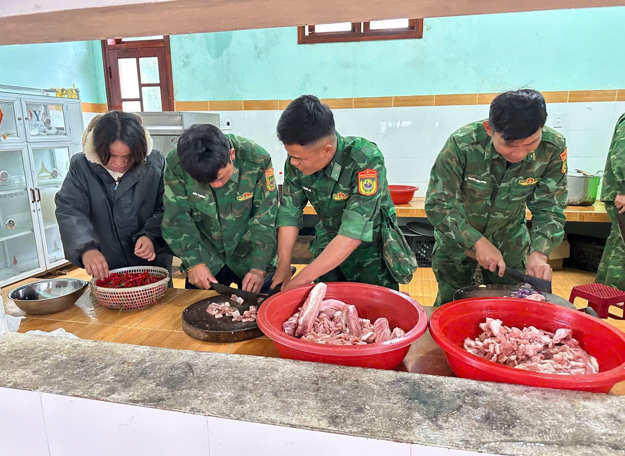 Ấm áp nghĩa tình 'bếp ăn 0 đồng' ở vùng sạt lở- Ảnh 2. Ấm áp nghĩa tình 'bếp ăn 0 đồng' ở vùng sạt lở- Ảnh 2.