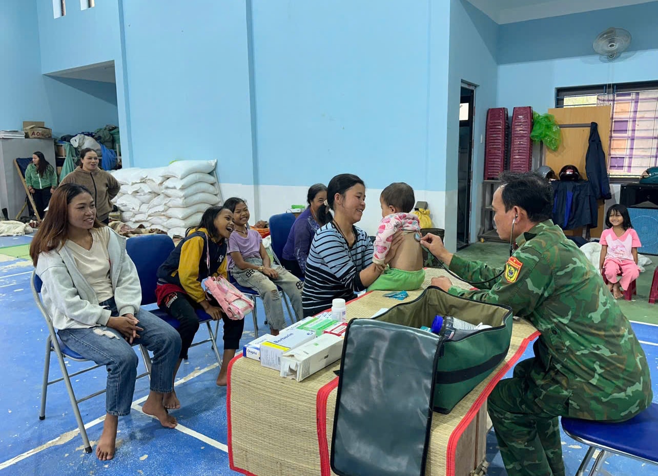 Ấm áp nghĩa tình 'bếp ăn 0 đồng' ở vùng sạt lở- Ảnh 3. Ấm áp nghĩa tình 'bếp ăn 0 đồng' ở vùng sạt lở- Ảnh 3.