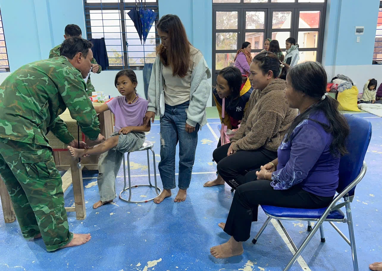 Ấm áp nghĩa tình 'bếp ăn 0 đồng' ở vùng sạt lở- Ảnh 4. Ấm áp nghĩa tình 'bếp ăn 0 đồng' ở vùng sạt lở- Ảnh 4.