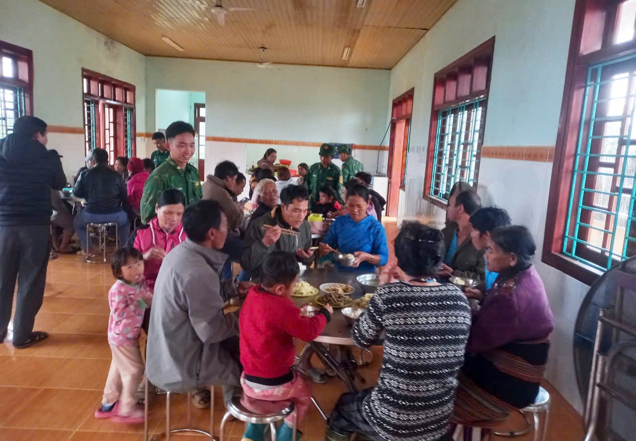 Ấm áp nghĩa tình 'bếp ăn 0 đồng' ở vùng sạt lở- Ảnh 5. Ấm áp nghĩa tình 'bếp ăn 0 đồng' ở vùng sạt lở- Ảnh 5.