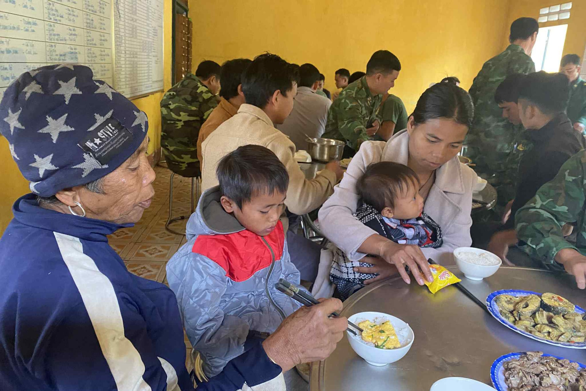 Ấm áp nghĩa tình 'bếp ăn 0 đồng' ở vùng sạt lở- Ảnh 6. Ấm áp nghĩa tình 'bếp ăn 0 đồng' ở vùng sạt lở- Ảnh 6.