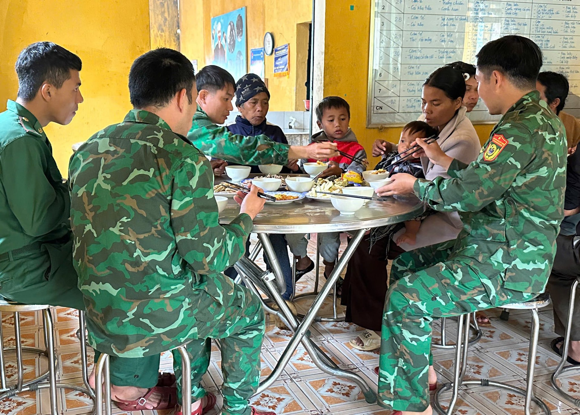 Ấm áp nghĩa tình 'bếp ăn 0 đồng' ở vùng sạt lở- Ảnh 7. Ấm áp nghĩa tình 'bếp ăn 0 đồng' ở vùng sạt lở- Ảnh 7.