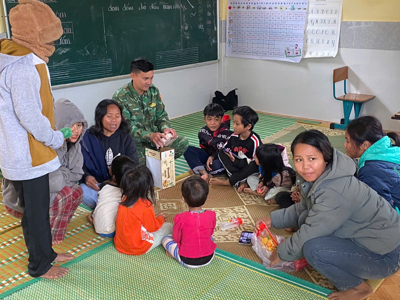 Ấm áp nghĩa tình 'bếp ăn 0 đồng' ở vùng sạt lở- Ảnh 8. Ấm áp nghĩa tình 'bếp ăn 0 đồng' ở vùng sạt lở- Ảnh 8.